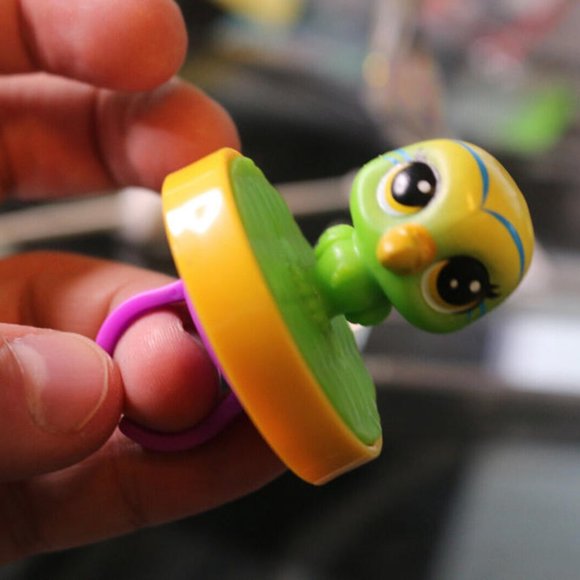 2017 LPS Littlest Pet Shop Green Chick Bird Subway Hasbro fingers Ring toy Rare - Picture 2 of 3